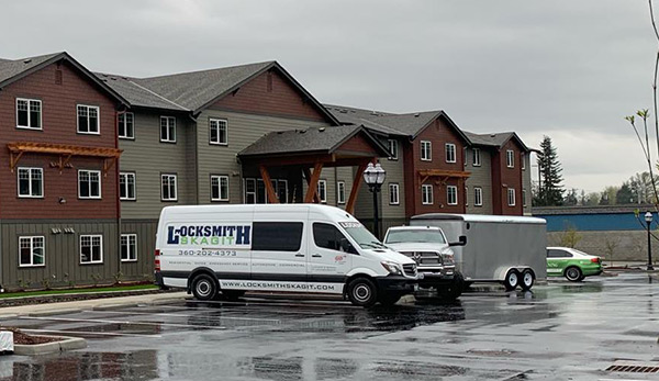 image of the Locksmith Skagit truck in front of an apartment building
